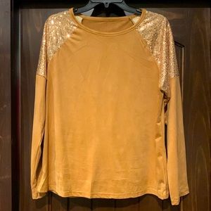 Suede and sequins gold shirt.
